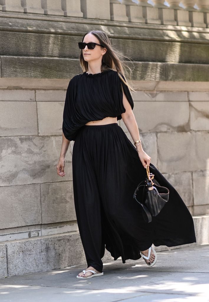 Look con vestido y chanclas