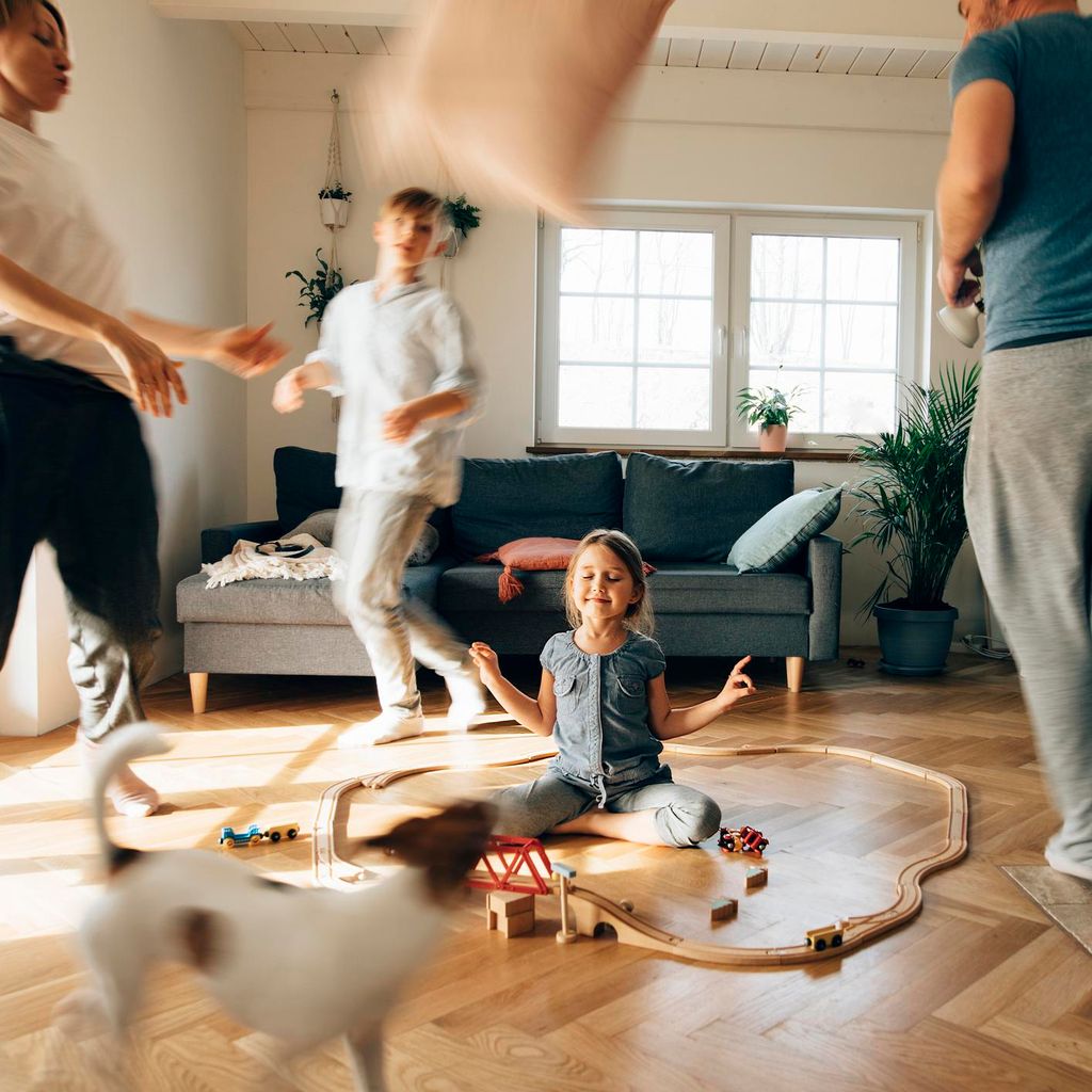 Meditación de niños en casa.