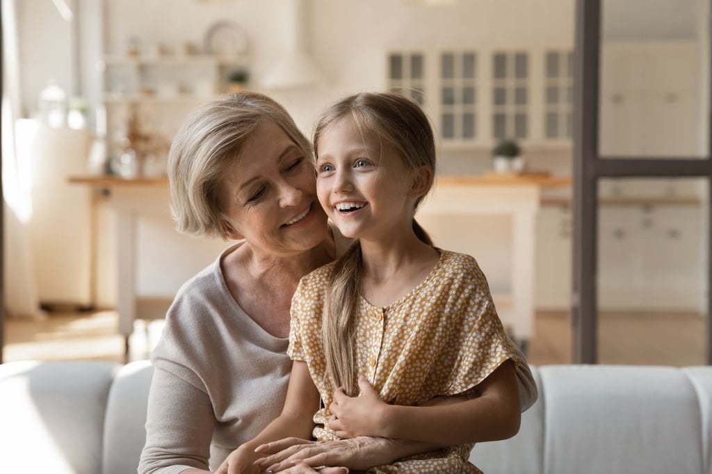 Nieta con su abuela en contexto de custodia compartida