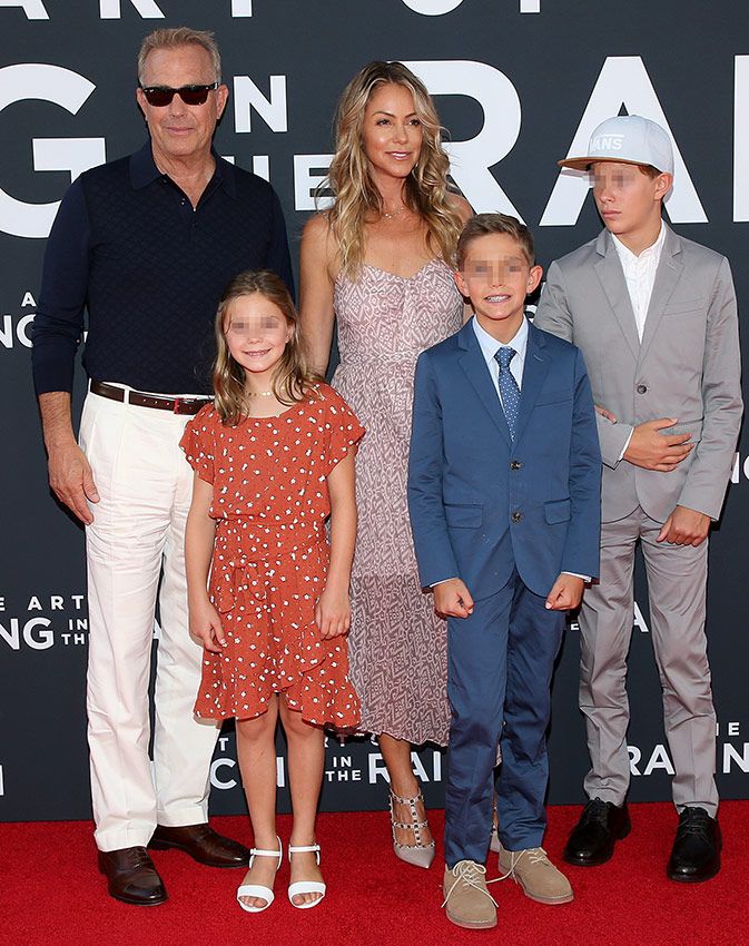 Kevin Costner con sus tres hijos de su unión con Christine Baumgartner