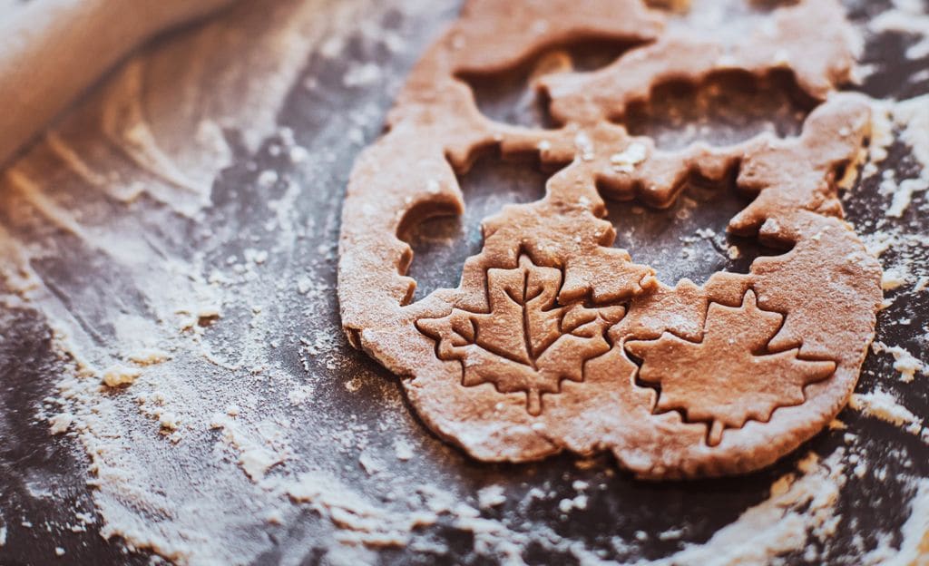 Masa para hacer galletas con forma de hoja de árbol