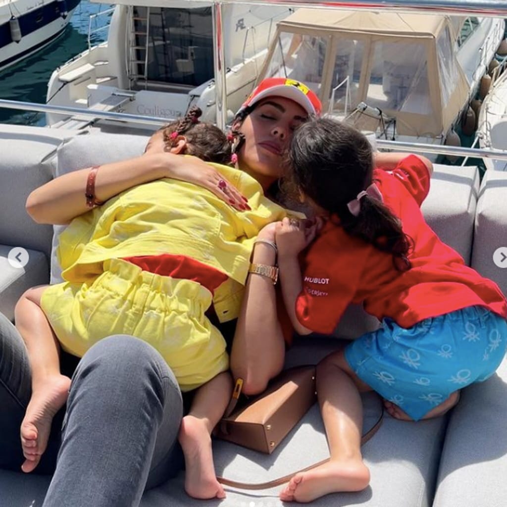 Georgina junto a sus dos hijas