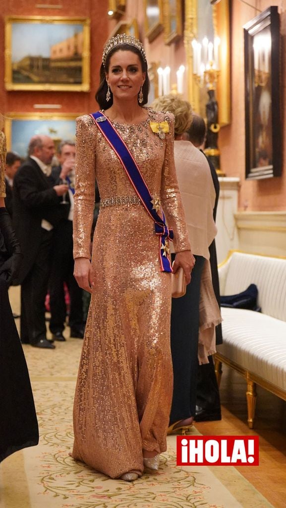La princesa de Gales deslumbra con un vestido de lentejuelas rosa y joyas de la reina Isabel II