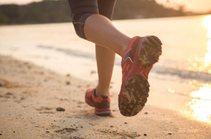 istock caminar playa1