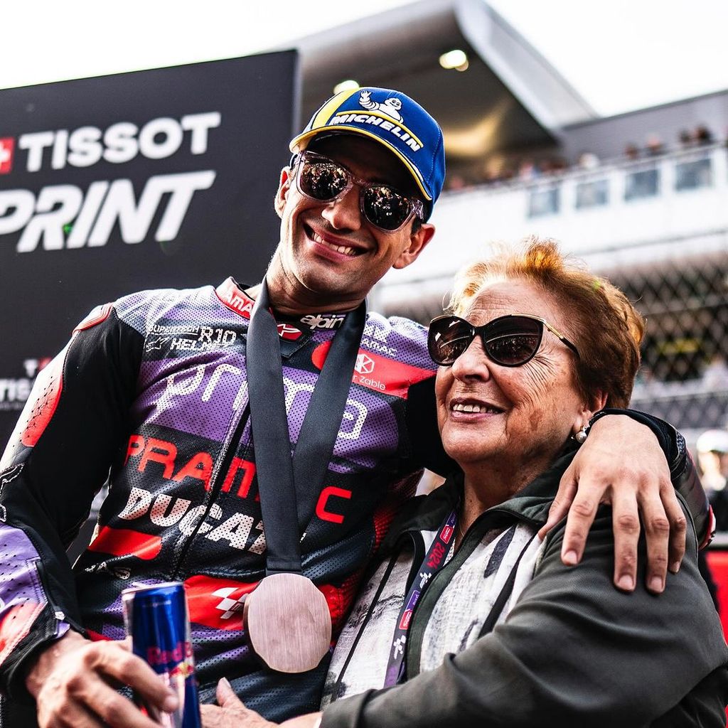 Jorge Martín, con su abuela Julia en Montmeló