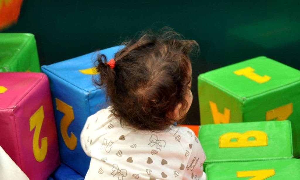 beb jugando con cubos de aprendizaje en colchonetas