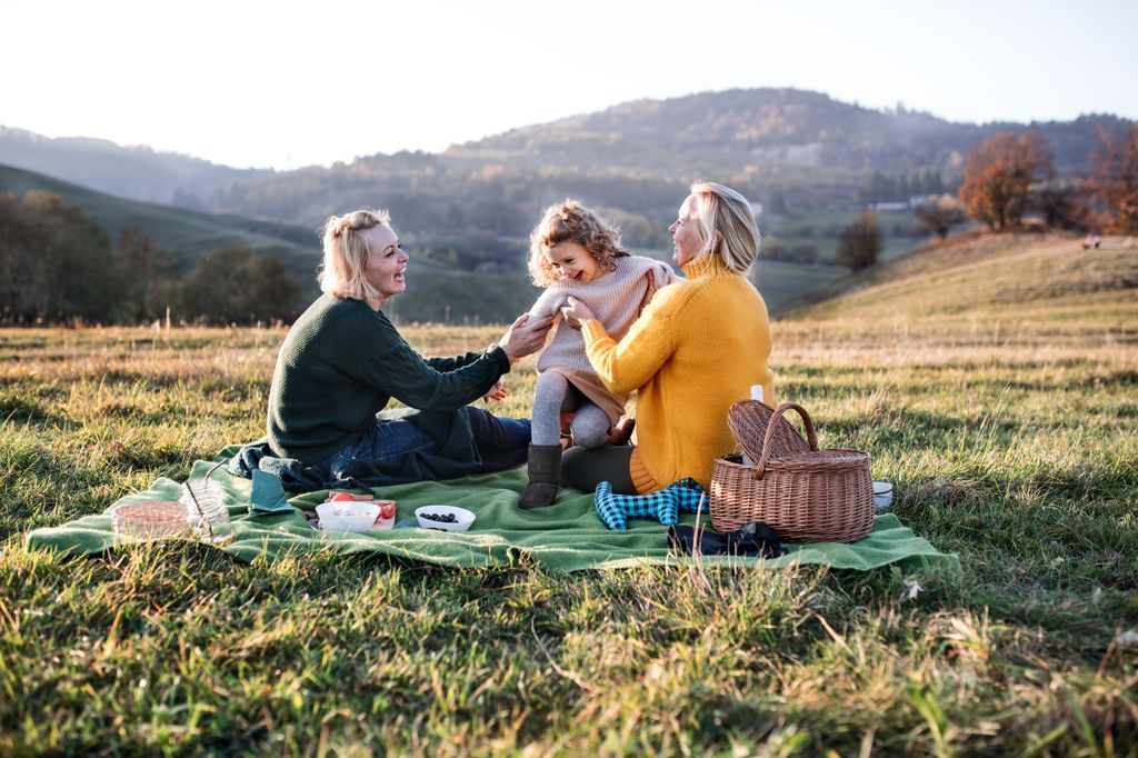 Familia en un picnic en invierno