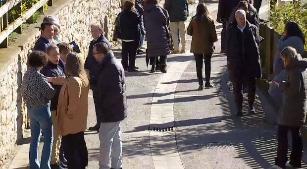 Sotrianos esperando a la Familia Real