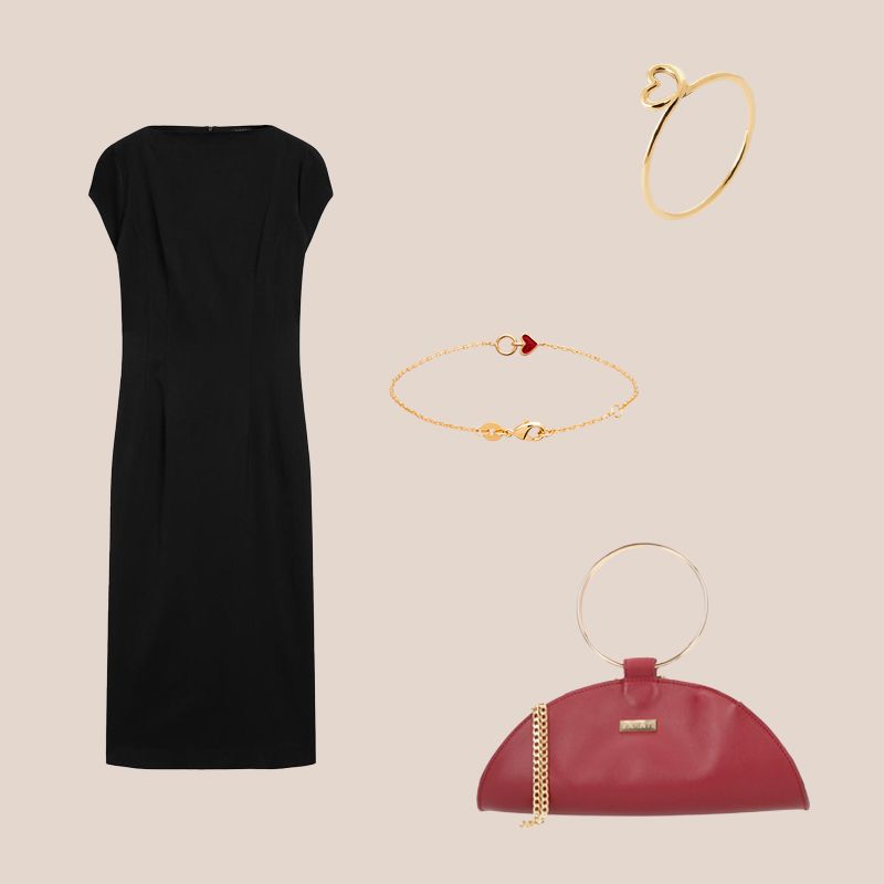 vestido negro con anillo y pulsera dorada y bolso rojo