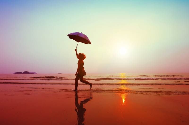 chica con paraguas mar