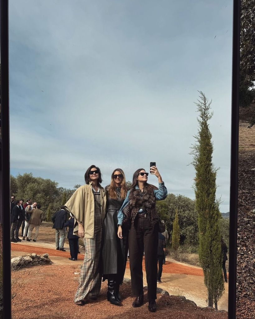 Isabelle Junot con Belen Barnechea y Patricia Alexander en el campo