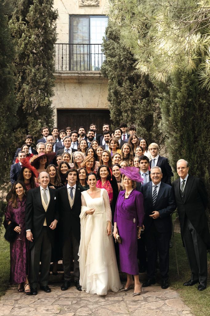 Una foto de algunos de los invitados al enlace, entre ellos, el conde de Osorno (en la última fila)