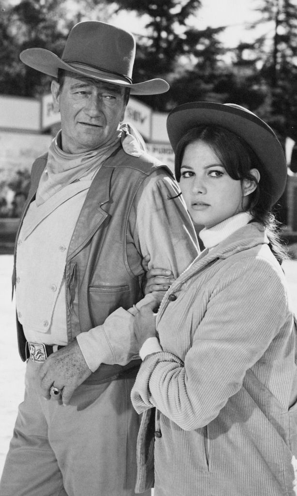 John Wayne y Claudia Cardinale