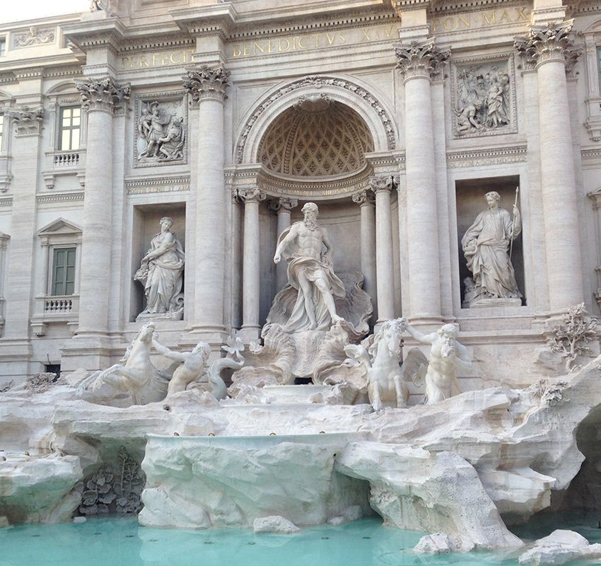 2fontana de trevi  sus personajes representan de izquierda a derecha la salud en el centro el dios del oceano y a la derecha la abundancia imagen alicia romay