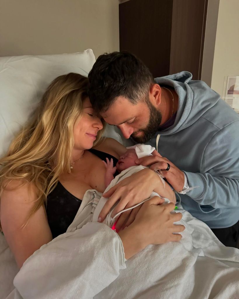 El golfista Jon Rahm da la bienvenida a su hija