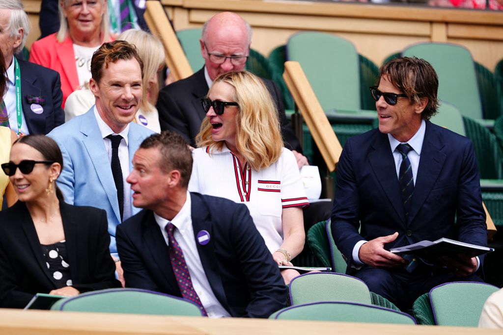 Julia Roberts se divierte con Benedict Cumberbatch y  su marido Danny Moder en la final de Wimbledon en la que venció Alcaraz frente a Djokovic el 14 de julio de 2024