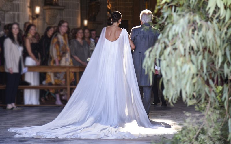 Sandra Domecq's little daughter has dispensed with the veil and instead has given all the prominence of her dress to the train