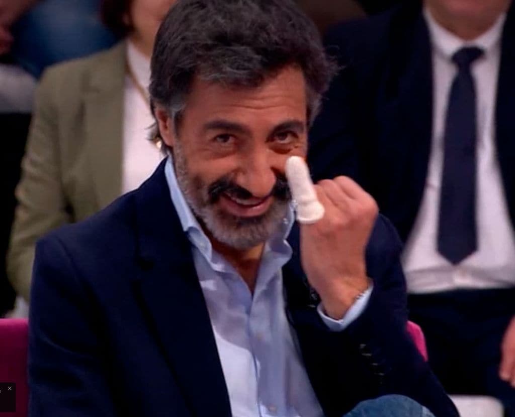 Juan del Val muestra el apósito de su dedo meñique tras cortarse en directo en su programa 'La Roca'