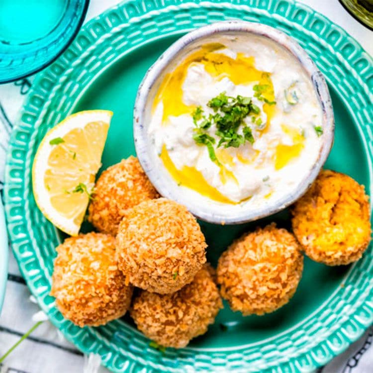 Albóndigas vegetarianas de garbanzos y zanahoria con salsa de yogur