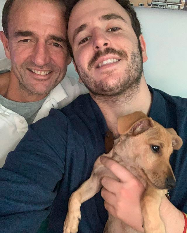 Aless Lequio con su padre y su nueva mascota