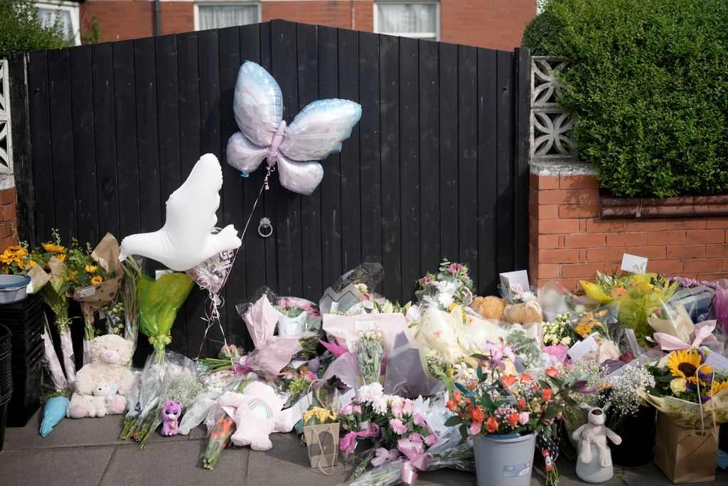 A las afueras del lugar de los hechos, se ha montado una ofrenda florar en memoria de las víctimas