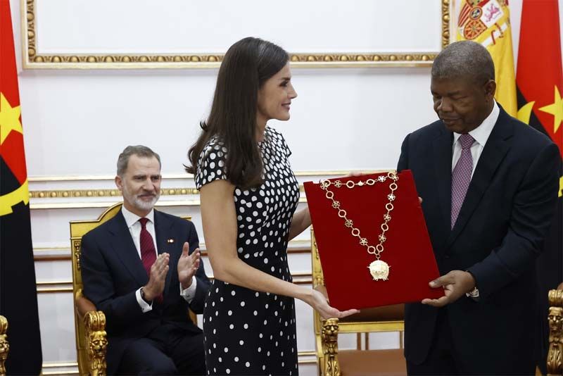 La Reina recibe una condecoración en Angola