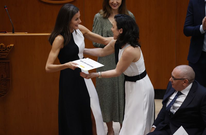 Reina Letizia con una premiada con su mismo vestido