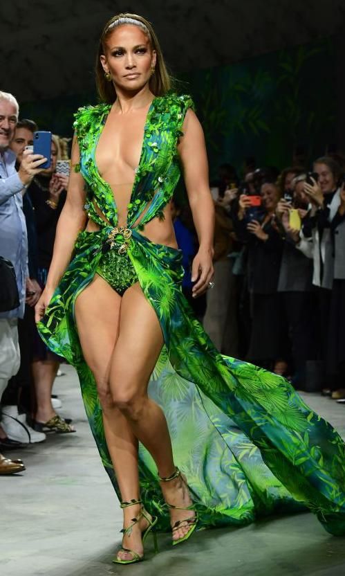 jennifer lopez con nueva versi n del vestido de versace