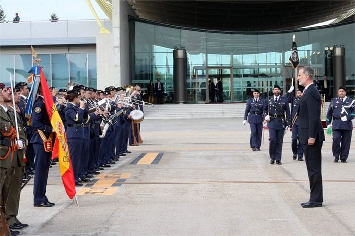 El Rey, frente a un destacamento de las Fuerzas Armadas