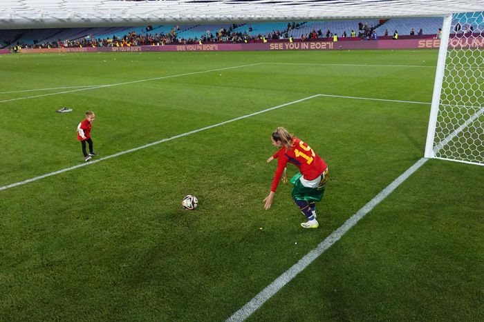 Las campeonas y los niños sobre el césped