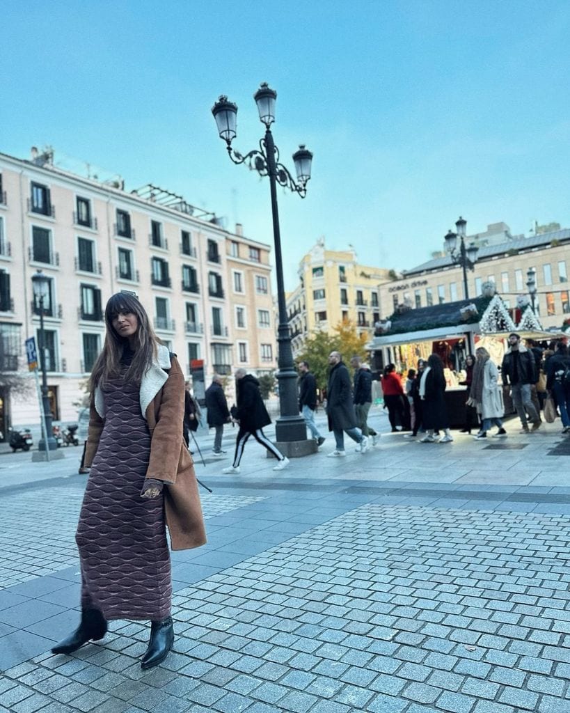 Sara Carbonero con vestido de punto y botas cowboy en Madrid