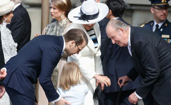 El rey Juan Carlos ha saludado cariñosamante a la hija de Victoria y Daniel de Suecia, la princesa Estelle
