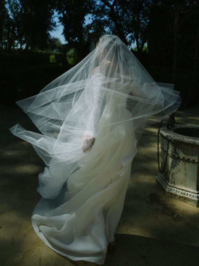 Vestido de novia vaporoso con velo