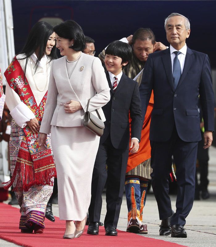 El principe Hisahito con sus padres en Bután