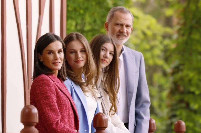Reyes Felipe y Letizia con sus hijas 