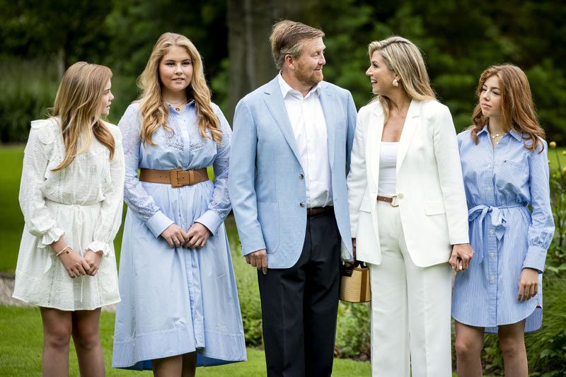 Guillermo y Máxima de Holanda con sus hijas