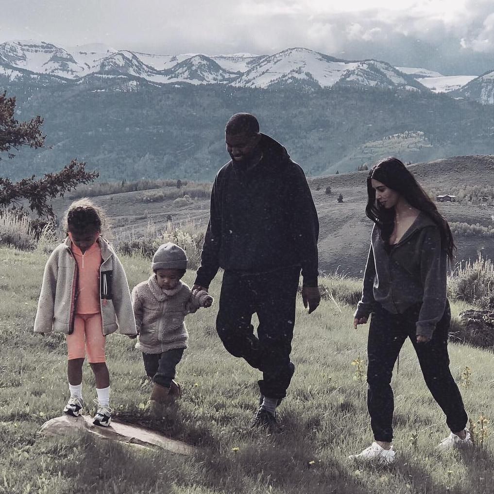 
Kim Kardashian se siente relajada en su rancho familiar de Wyoming
