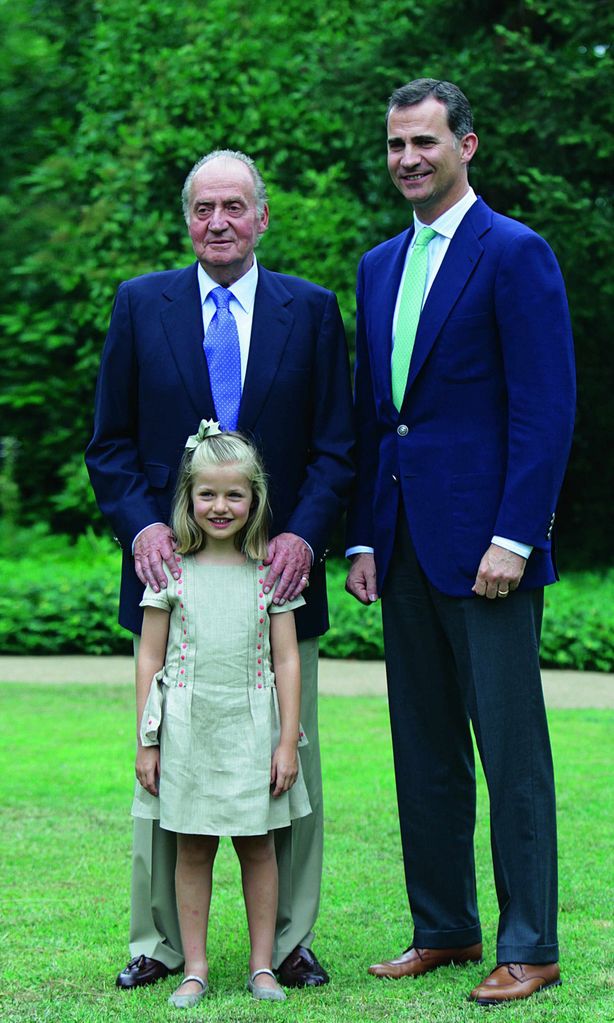 Posado oficial del rey don Juan Carlos con su hijo Felipe y su nieta Leonor de Borbon