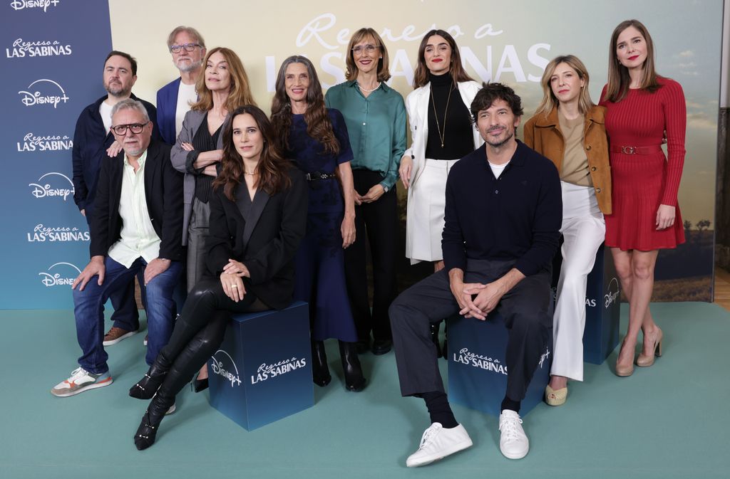 Celia Freijeiro y Andrés Velencoso con sus compañeros de reparto en el estreno de 'Regreso a las Sabinas', 2 de octubre de 2024