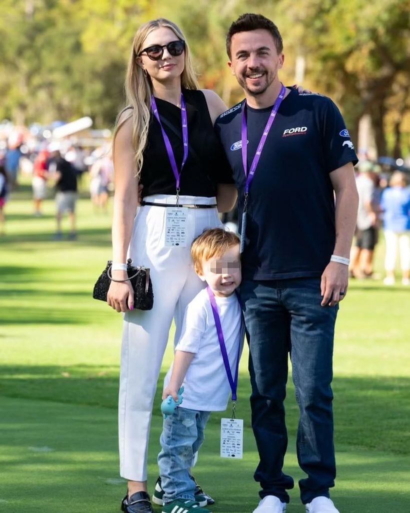 Frankie Muniz con su mujer y su hijo