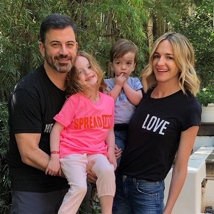 Jimmy Kimmel con su esposa, Molly McNearne, y sus dos hijos