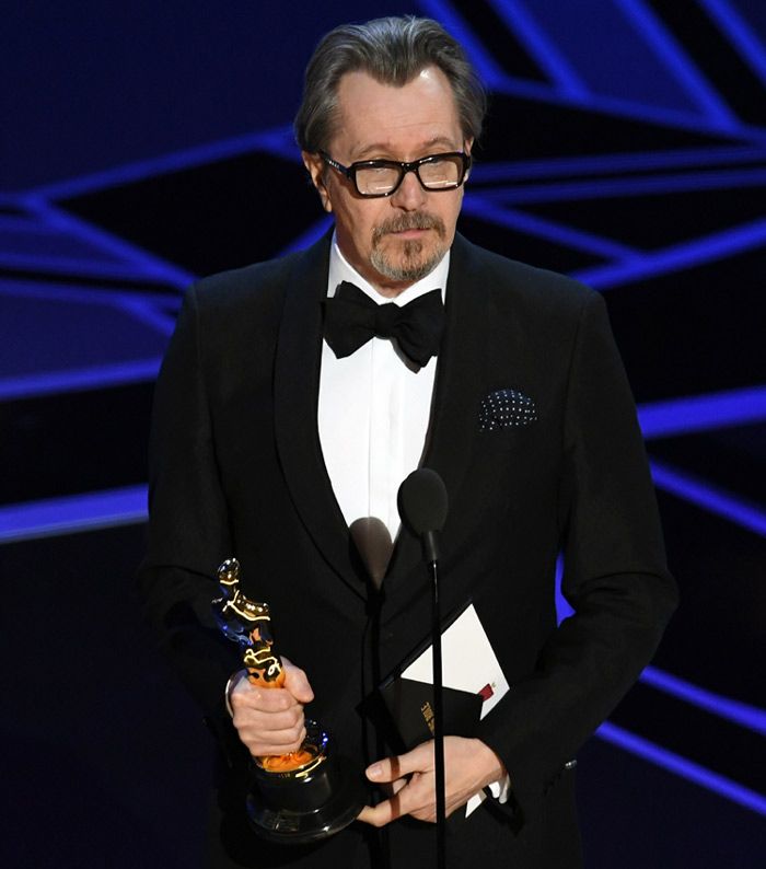 Gary Oldman,  el gran favorito, se hizo con la estatuilla doradaa mejor actor por 'El instante más oscuro'. El actor británico, a punto de cumplir 60 años, se ha llevado el Oscar después de 20 años en la profesión. Por fin su papel de Winston Churchill le ha dado el triunfo a uno de los actores más versátiles y camaleónicos de su generación
