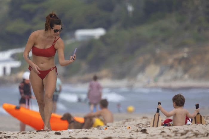 Laura Matamoros, en la playa con Benji Aparicio y sus dos hijos