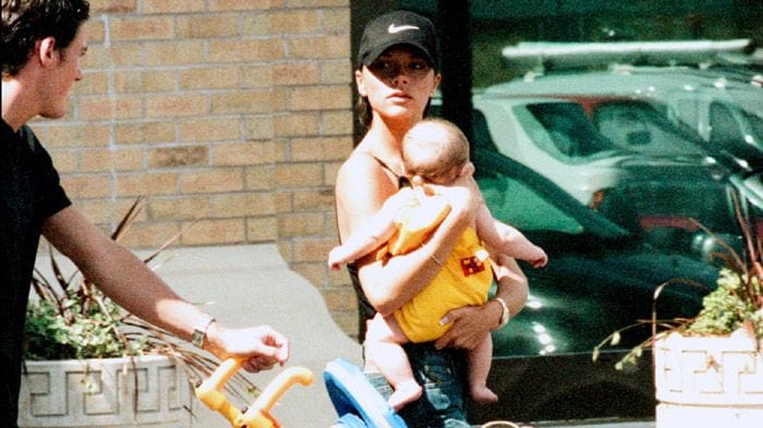 Victoria Beckham junto a su hijo Brooklyn