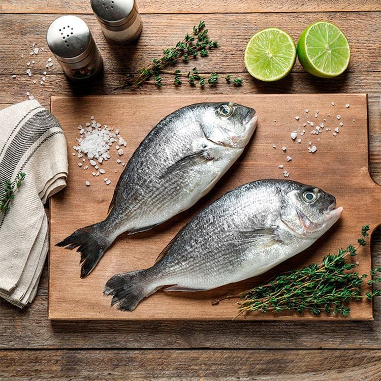 Dorada a la sal con hierbas y ralladura de limón