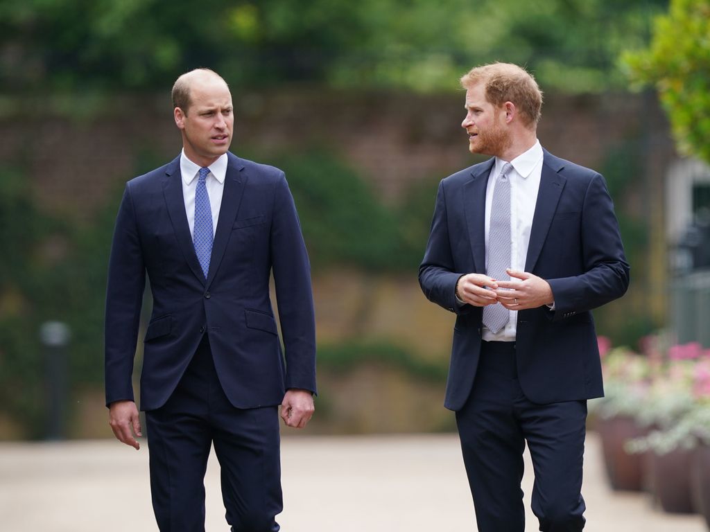 El príncipe Harry contó en sus memorias que su hermano William se disgustó cuando supo que la reina Isabel II había autorizado que llevara barba el día de su boda con Meghan Markle. 