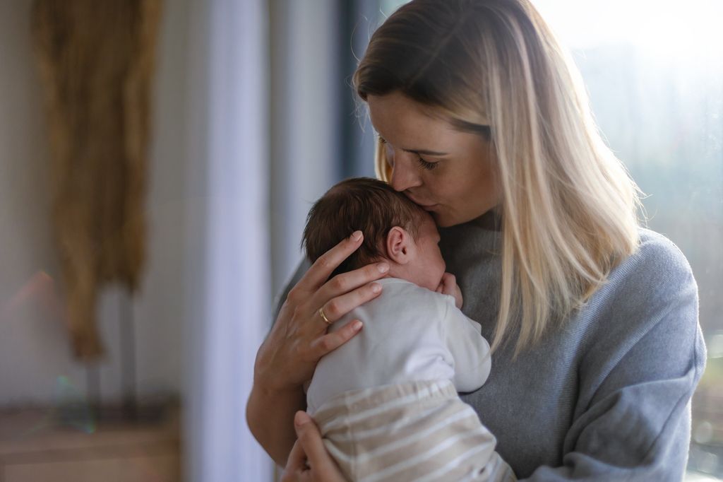 Madre besando a su bebé