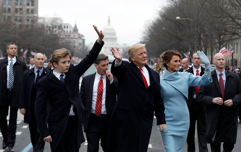 Donald Trump como nuevo presidente de Estados Unidos en su primer desfile con su esposa, Melania, Primera Dama, y su hijo menor, Barron, que entonces tenía 10 años, el 20 de enero de 2017 en Washington