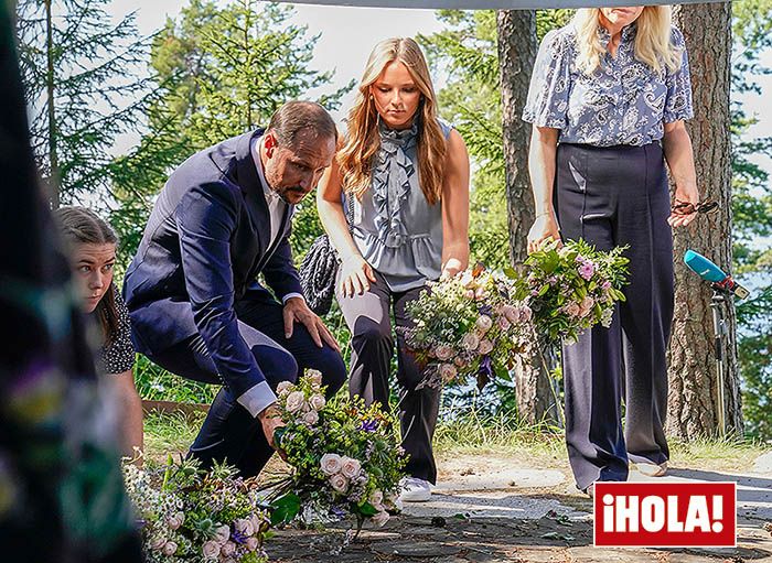 Haakon, Mette-Marit e Ingrid Alexandra en los homenajes a los atentados de Utoya