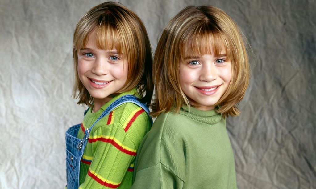 MARY-KATE (L) AND ASHLEY OLSEN